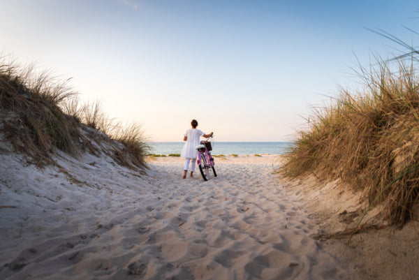 Akustikbild «Frau mit Fahrrad am Strand» | verschiedene Grössen